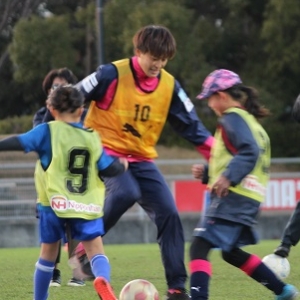 スクールブログ｜イベントレポート：2/23（日）女子サッカークリニック　　2/23（日）、女子サッカークリニックを開催！セレッソ大阪堺レディースの選手がなんと５名も登場し、みんなで楽しくサッカーするお手伝いなでしこジャパンに選出されている宝田沙織選手や林穂之香選手もいて、みんな試合では大盛り上がりでした。その他の写真も見る 